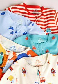 Päť detských body s rôznymi farbami: červené pásiky, svetlomodrá, tyrkysová a krémová, so hravými vzormi vozidiel a jemnými látkami.