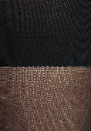 Collant neri a costine nella parte superiore; calze color beige trasparenti nella parte inferiore, con una texture liscia, che mostra un chiaro contrasto di colore.