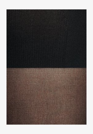 Sort ribbede strømpebukser i den øverste halvdel; gennemsigtig beige strømpebukser i den nederste halvdel, med en glat tekstur, der viser en klar farvekontrast.