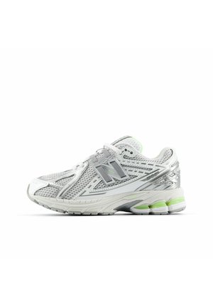 Hvide og grå New Balance 1906R sneakers med mesh-overdel, sølv accenter og neon grønne detaljer på sålen.