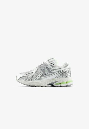 Witte en grijze New Balance 1906R sneaker met mesh bovenwerk, zilveren accenten en neon groene details op de zool.