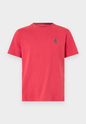 Tricou roșu din bumbac cu guler rotund și mâneci scurte. Prezintă un mic logo închis la culoare și numărul „4” imprimat pe piept. Design simplu.