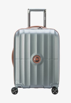 Hardshell koffer met een zilver textuur, rosegouden accenten, uitschuifbare handgreep en vier zwarte wielen voor mobiliteit.