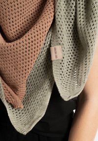 Knit Factory Sjaal - botanic beige