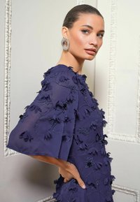 Love & Roses PETITE FIT - 3D FLORAL SLEEVE MIDI  - Päevakleit - blue