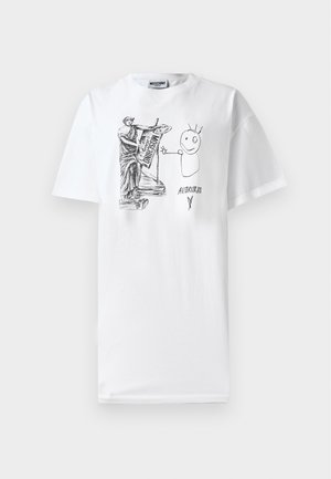 Λευκό βαμβακερό μπλουζάκι με μαύρο σχέδιο σκίτσου που απεικονίζει ένα άγαλμα που κρατά μια πινακίδα, δίπλα σε έναν απλό ανθρωπόμορφο χαρακτήρα και κείμενα.