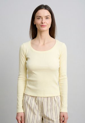 - Bluzka z długim rękawem