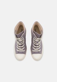 Paarse canvas high-top sneakers met witte rubberen zolen, voorzien van crèmekleurige veters en oogjes. Gladde textuur met contrasterende randafwerking.