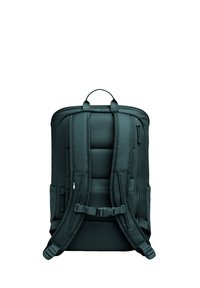 Tmavě zelený batoh s polstrovaným, prodyšným zádovým panelem a popruhy, pevným madlem nahoře, zipovými kapsami a nastavovacími sponami.