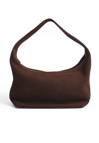 Brun mocka axelväska med ett böjt handtag, mjuk textur och ett topplås med dragkedja. Ingen synlig hårdvara eller mönster.