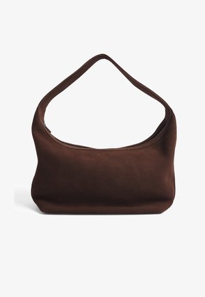 Ruda zomšinė pečių krepšys su išlenktu rankena, minkšta tekstūra ir viršutine užtrauktuku uždanga. Nėra matomų metalinių detalių ar raštų.