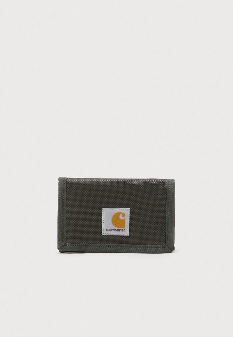 Συμπαγές πορτοφόλι από σκούρο πράσινο ύφασμα με ραμμένες άκρες και ένα λευκό ετικέτα με πορτοκαλί λογότυπο και κείμενο στο μπροστινό μέρος.