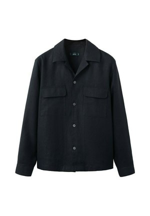 Crna košulja s dugim rukavima na kopčanje s dva džepa na prsima i klasičnim ovratnikom, prikazana na jednostavnoj bijeloj pozadini.