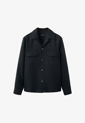 Crna košulja s dugim rukavima na kopčanje s dva džepa na prsima i klasičnim ovratnikom, prikazana na jednostavnoj bijeloj pozadini.