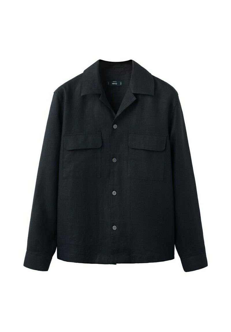 Chemise noire à manches longues avec boutons, deux poches poitrine avant et un col classique, présentée sur un fond blanc uni.