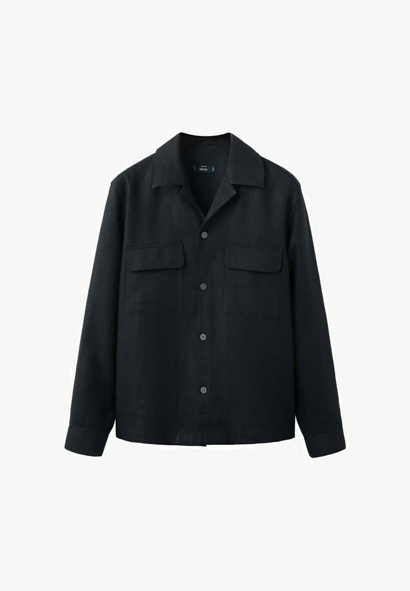 Chemise noire à manches longues avec boutons, deux poches poitrine avant et un col classique, présentée sur un fond blanc uni.