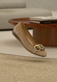 Valgt, sand/gold-coloured