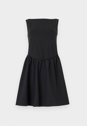 Robe noire sans manches avec un décolleté droit et une taille froncée, s'évasant en une jupe au-dessus du genou, présentée sur un fond uni.