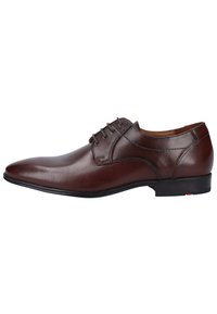Braune Lederanzugschuhe mit schlankem Design, runder Spitze und dezenten Stickdetails. Sie verfügen über einen niedrigen schwarzen Absatz und eine Schnürung.
