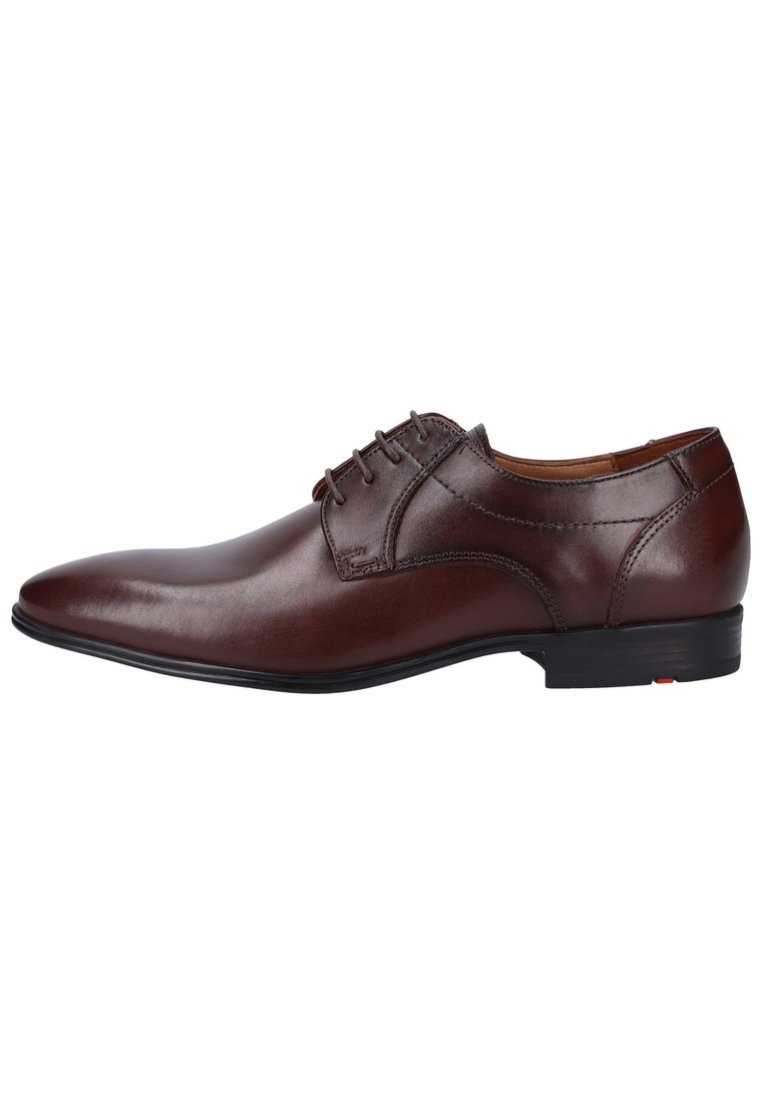 Braune Lederanzugschuhe mit schlankem Design, runder Spitze und dezenten Stickdetails. Sie verfügen über einen niedrigen schwarzen Absatz und eine Schnürung.