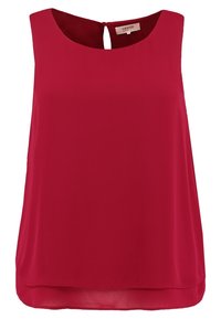Haut rouge sans manches en tissu lisse, doté d'un col rond et d'une petite ouverture en forme de goutte d'eau au dos, avec une coupe ample.