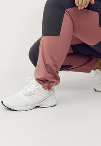 Áhkká TREKKING - Cargobukser - altrosa