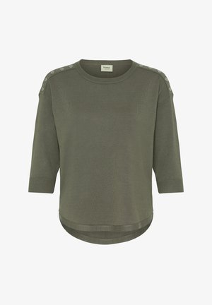 Olīvzaļš adīts tops ar elkšņu garuma piedurknēm, apaļu kakla izgriezumu, dekoratīvām pogām uz pleciem un izliekto apakšmalu.