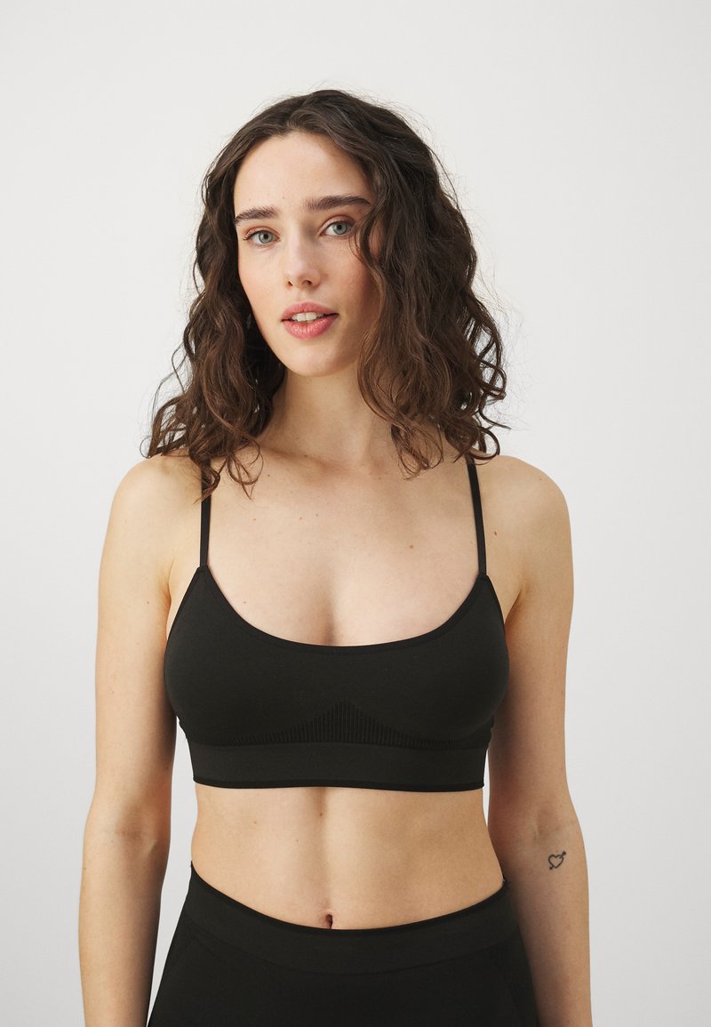 Adidas Sportswear ACTIVE CONTOUR SEAMLESS BRALETTE Top Black negro adidas-sportswear-active-contour-seamless-bralette-top-black-negro