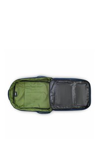 Interno di uno zaino blu con una fodera verde a motivi e un compartimento nero con due tasche con zip sul lato destro.