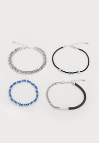Sett med fire armbånd: sølvkjede, svart flettet cord med blå perle, blå perledesign, sølv- og svartkombinasjon med teksturerte detaljer.