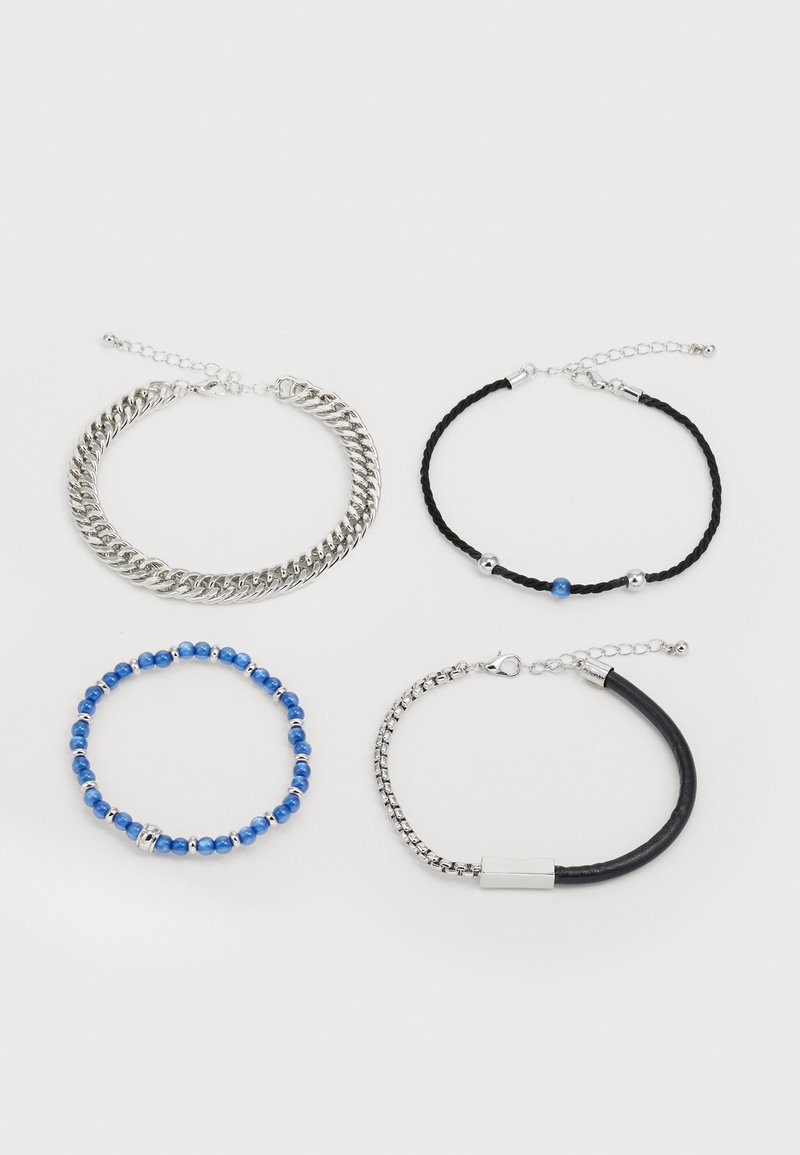 Sett med fire armbånd: sølvkjede, svart flettet cord med blå perle, blå perledesign, sølv- og svartkombinasjon med teksturerte detaljer.