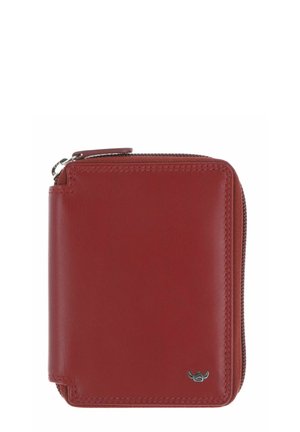 Portefeuille compact en cuir rouge avec fermeture éclair en haut et petit logo métallique en bas à droite.