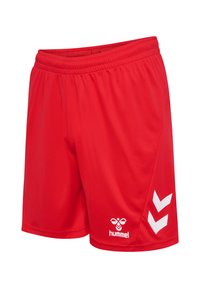 Røde sportsshorts lavet af letvægtsstof med elastisk talje. Har hvidt logo og chevron-design på siden.