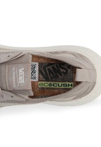 Világosszürke Vans Ultracush sneakers, textúrázott felsőrésszel, kontrasztos fehér gumitalppal és környezetbarát talpal. 