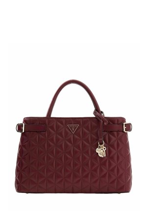 Sac à main matelassé bordeaux en matériau synthétique avec une forme structurée, deux anses, des ferrures dorées et un charm décoratif.