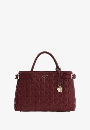 Sac à main matelassé bordeaux en matériau synthétique avec une forme structurée, deux anses, des ferrures dorées et un charm décoratif.