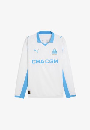 Balta garām piedurknēm futbola krekls ar gaiši ziliem akcentiem, ar V veida apkakli, sponsora logotipu un atkārtotu klubos simbolu rakstu.