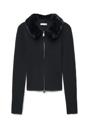 Maglione nero a coste con zip e maniche lunghe, colletto morbido in pelliccia sintetica e cerniera argento, mostrato su sfondo bianco.