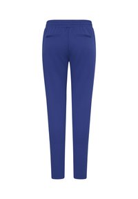 Pantalon bleu fuselé avec taille élastique et deux poches passepoilées horizontales à l’arrière, vu de dos sur fond blanc.