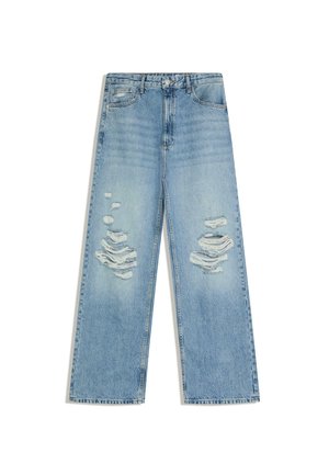 Hellblaue Jeans mit weitem Bein, ausgelaufenen Rissen an beiden Knien und vorderen Taschen, Knopf- und Reißverschluss am Bund.