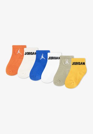 Ensemble de six paires de chaussettes de cheville en orange, blanc, bleu, vert et jaune, comportant le logo "Jordan" et une texture côtelée.