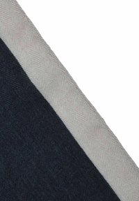 Wollschal mit einem dunkelblauen Hintergrund und einem hellgrauen sowie rosafarbenen Fischgrätmuster am Rand. Sauberes, strukturiertes Stofffinish.