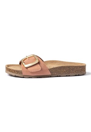 Sandalo slip-on con ampia fascia in camoscio rosa polvere e grande fibbia dorata, soletta in sughero e suola in gomma scanalata, visto di lato.