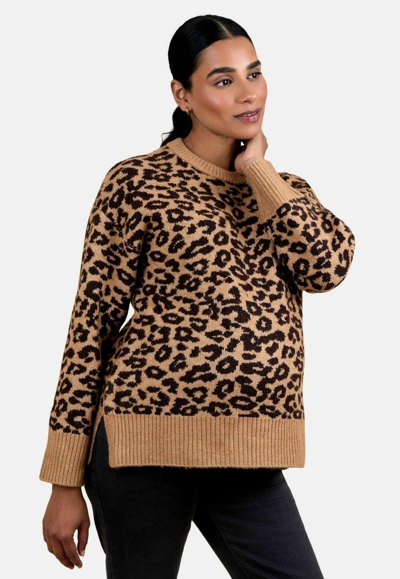 Pull en imprimé léopard beige et noir. Col et poignets côtelés, épaules tombantes et fentes sur les côtés pour un ajustement décontracté. Texture en maille douce.