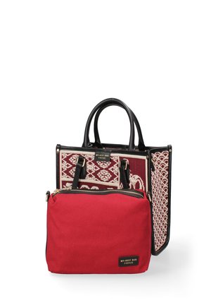 To tasker med sorte håndtag; en stor taske med rød og hvid mønstret stof, en mindre ensfarvet rød lynlåset pung. Begge mærket "MY-BEST BAG FIRENZE".