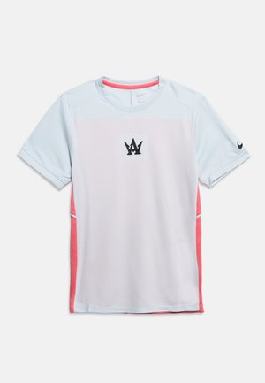 Maglietta sportiva bianca a maniche corte con pannelli laterali rosa chiaro, logo stilizzato "AW" nero al centro davanti e piccolo swoosh nero di Nike sulla manica sinistra.