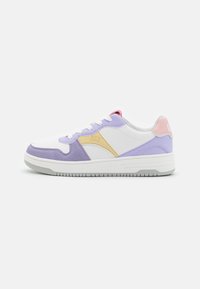 Zapatillas blancas con acentos en lavanda y amarillo, material de cuero suave, punta redonda, diseño con cordones y suela de goma texturizada.