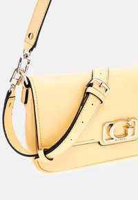 Borsa a mano gialla in pelle con finitura testurizzata, dettagli neri, tracolla regolabile e placchetta con logo argentato sul davanti.