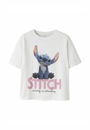 T-shirt blanc à manches courtes avec le personnage de dessin animé Stitch assis, texte rose "STITCH," et écriture noire "mischief is exhausting" en dessous.