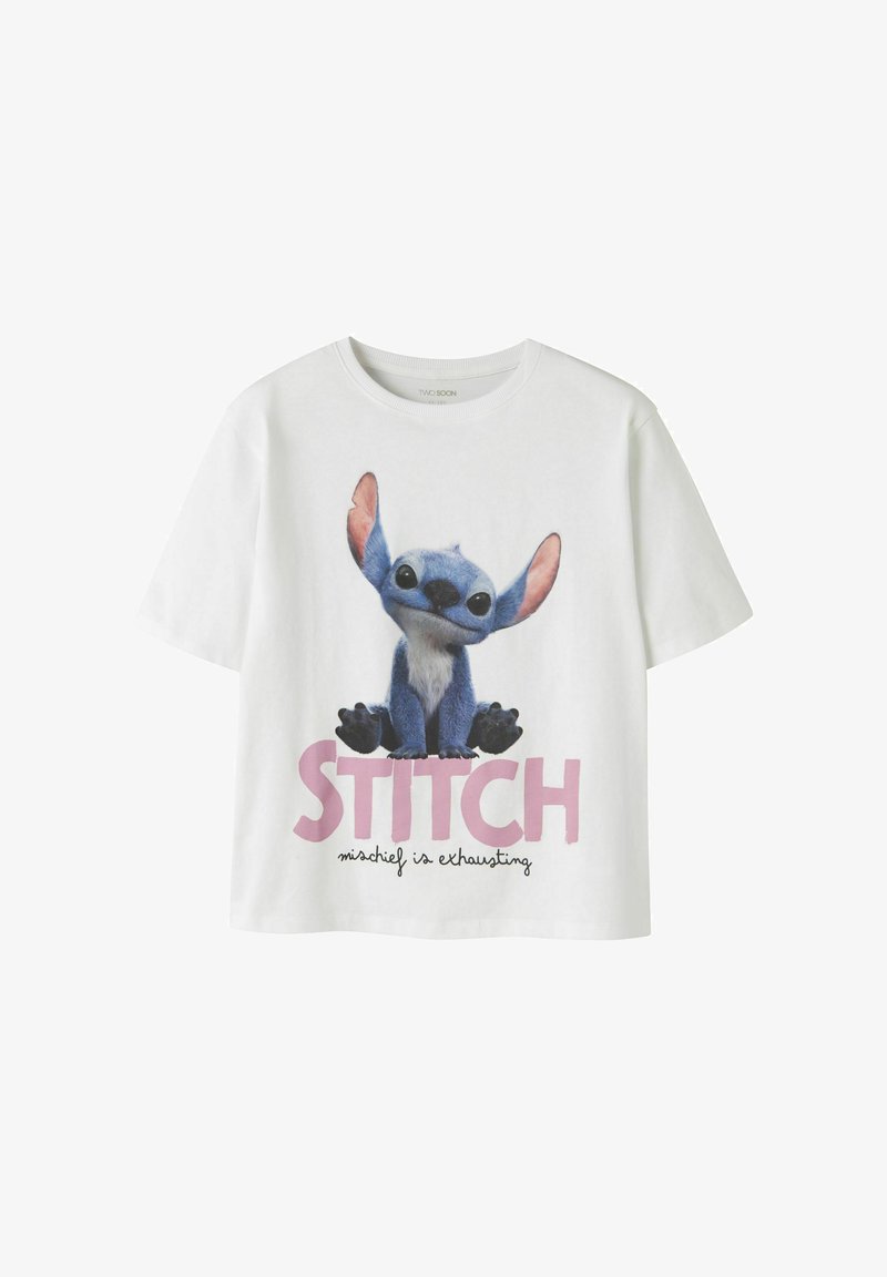 Λευκό T-shirt με κοντά μανίκια με τον χαρακτήρα καρτούν Stitch καθιστό, ροζ κείμενο "STITCH," και μαύρη γραφή "mischief is exhausting" από κάτω.